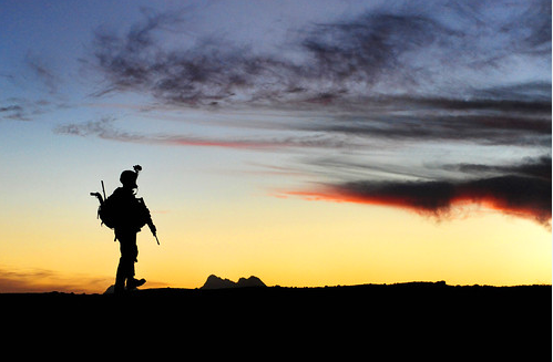 戦地に赴く少年兵士